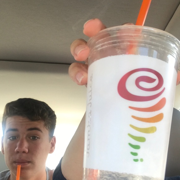 Poshmark profile picture for @luncheon